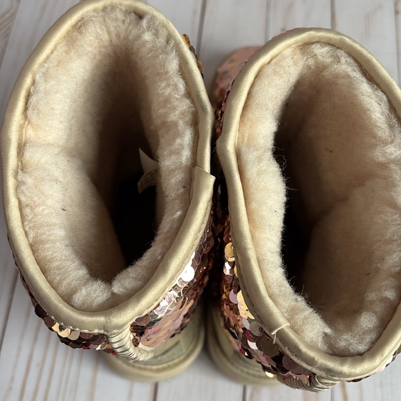 Women’s UGG Classic Short Sequin Boot gold, size 8 - Picture 4 of 8